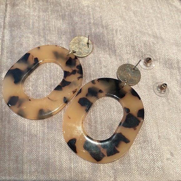 Oval Tortoise Shell Open Hoop Earrings - Picture 4 of 6